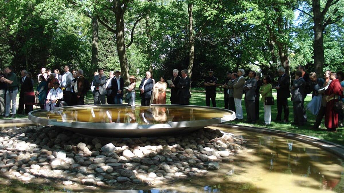 Fünf große Weltreligionen (Muslime, Buddhisten, Juden und Christen) präsentieren sich gemeinsam vor einer Brunnenschale auf der igs 2013 in Hamburg