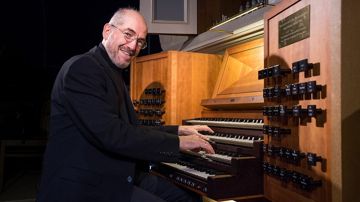 Domorganist Rainer Selle an der Großen Domorgel im Schleswiger Dom, die nach dem Neujahrskonzert abgedichtet wird.