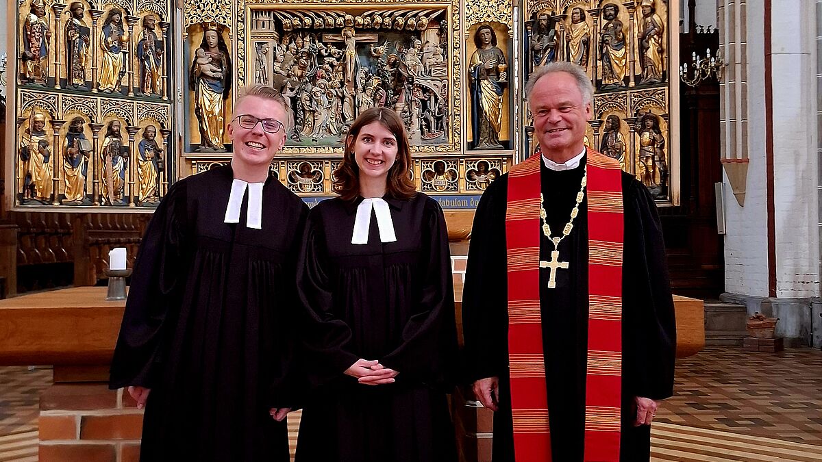 Bischof Tilman Jeremias mit Kristina und Michael Bertram während der Ordination im Schweriner Dom. @Stefan Steinat / Nordkirche