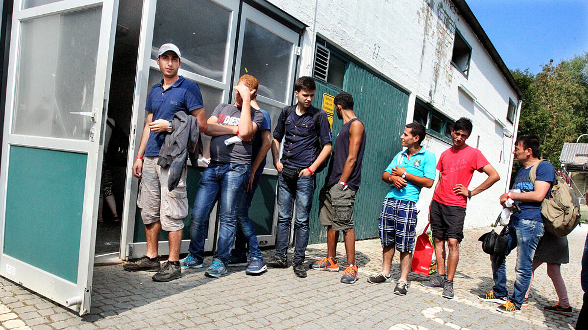 Großer Andrang: Flüchtlinge vor einer Erstaufnahmestelle