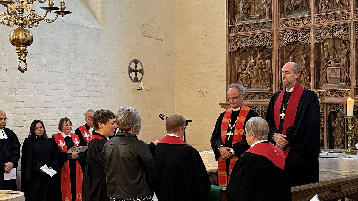 Einsegnung und Ordination von Christine Deutscher durch Bischof Tilman Jeremias, Propst Tobias Sarx, Christa Göbel, Viviane Schulz, Dorothea Nelson.
