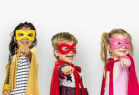 Kinder in Superhelden-Kostümen 