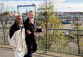 Nicht nur Sitzungen und Aktenstudium: In viele gemeinsamen Gespräche tauschen sich die Pröpste Winford Mosha und Thomas Lienau-Becker aus.
