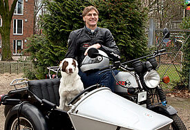 Pastor Jankes Hund Tölpel liebt gemeinsame Ausfahrten mit dem Motorrad.