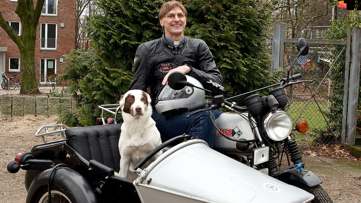 Pastor Jankes Hund Tölpel liebt gemeinsame Ausfahrten mit dem Motorrad.