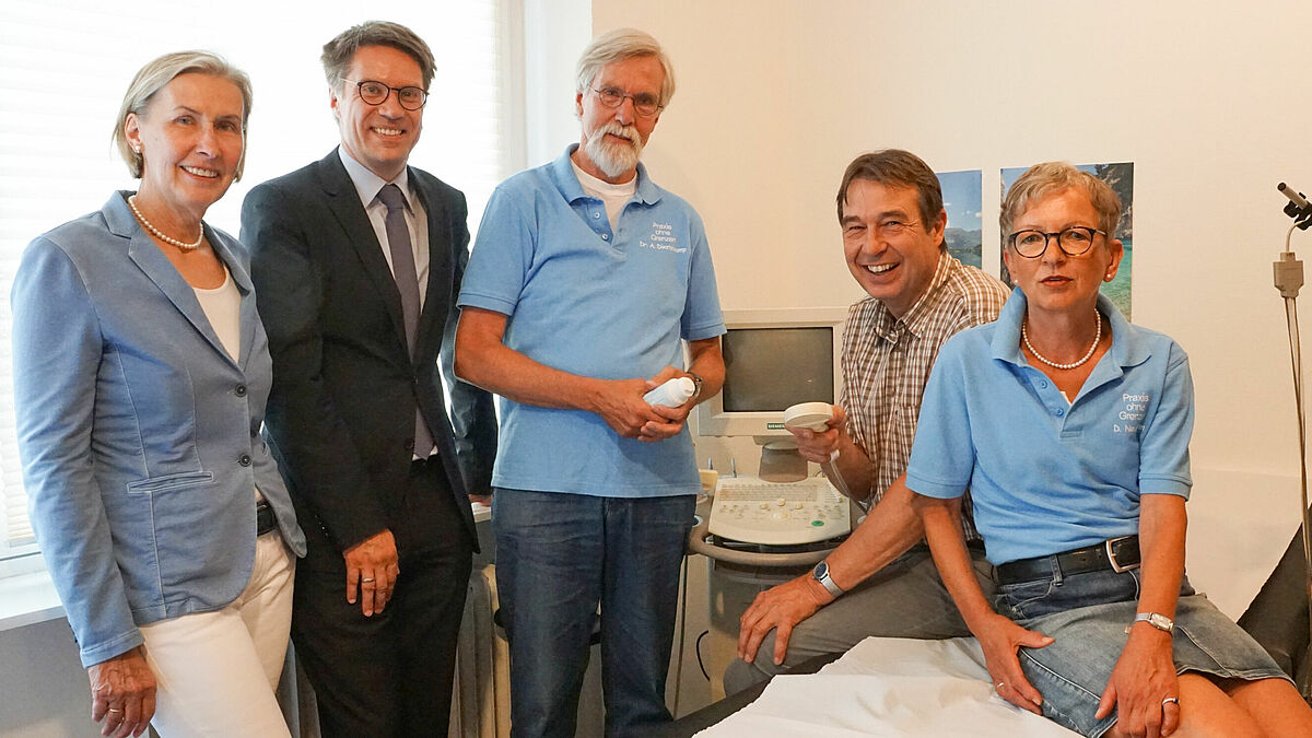 In der Praxis ohne Grenzen in Rendsburg: Birgitt Brüger (v.l.), Dr. Markus Stöterau (beide Bürgerstiftung), Dr. Achim Diestelkamp, Ulrich Kaminski (Diakonie) und Doris Neumann (Praxis ohne Grenzen).

