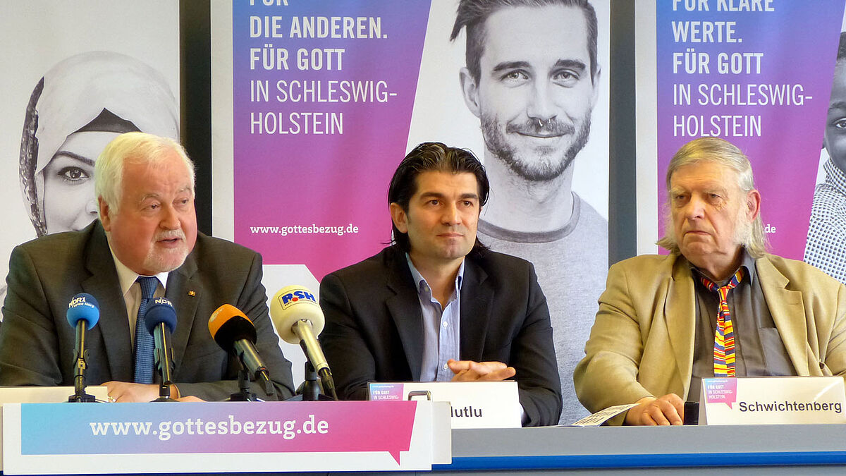 V.l.n.r.: Der frühere Ministerpräsident Peter Harry Carstensen (CDU), Fatih Mutlu von der Schura und der Kieler Kunstprofessor Bernhard Schwichtenberg bei der heutigen (2. März) Pressekonferenz im Kieler Landeshaus
