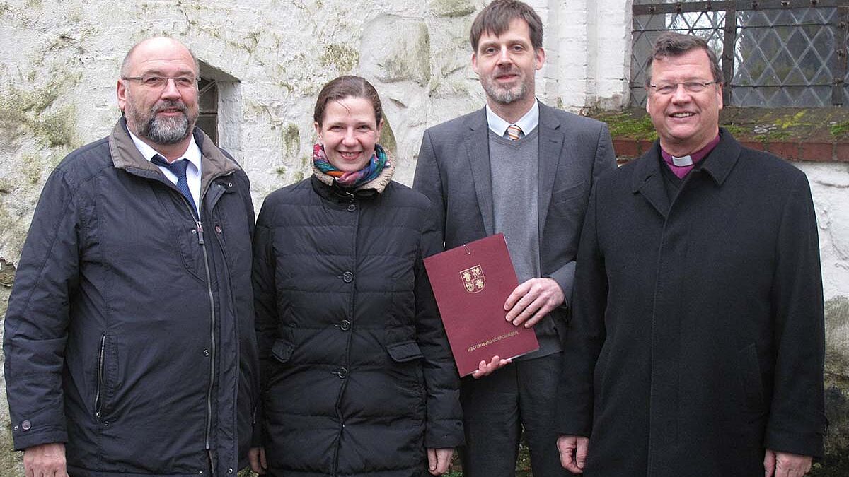 Wirtschaftsminister Harry Glawe (v.l.) sorgte mit seinem vorweihnachtlichen Geschenk für strahlende Gesichter bei Pastorin Dr. Nicole Chibici-Revneanu, Süderholz' Bürgermeister Alexander Benkert und Bischof Dr. Hans-Jürgen Abromeit