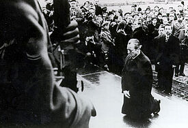 Kniefall von Bundeskanzler Willy Brandt am Mahnmal für die Helden des Warschauer Ghettos am 7. Dezember 1970.