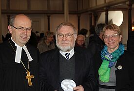Pastor i.R. Hans-Joachim Haeger nach der Verleihung der Bugenhagenmedaille gemeinsam mit Bischof Gothart Magaard und Justizministerin Anke Spoorendonk
