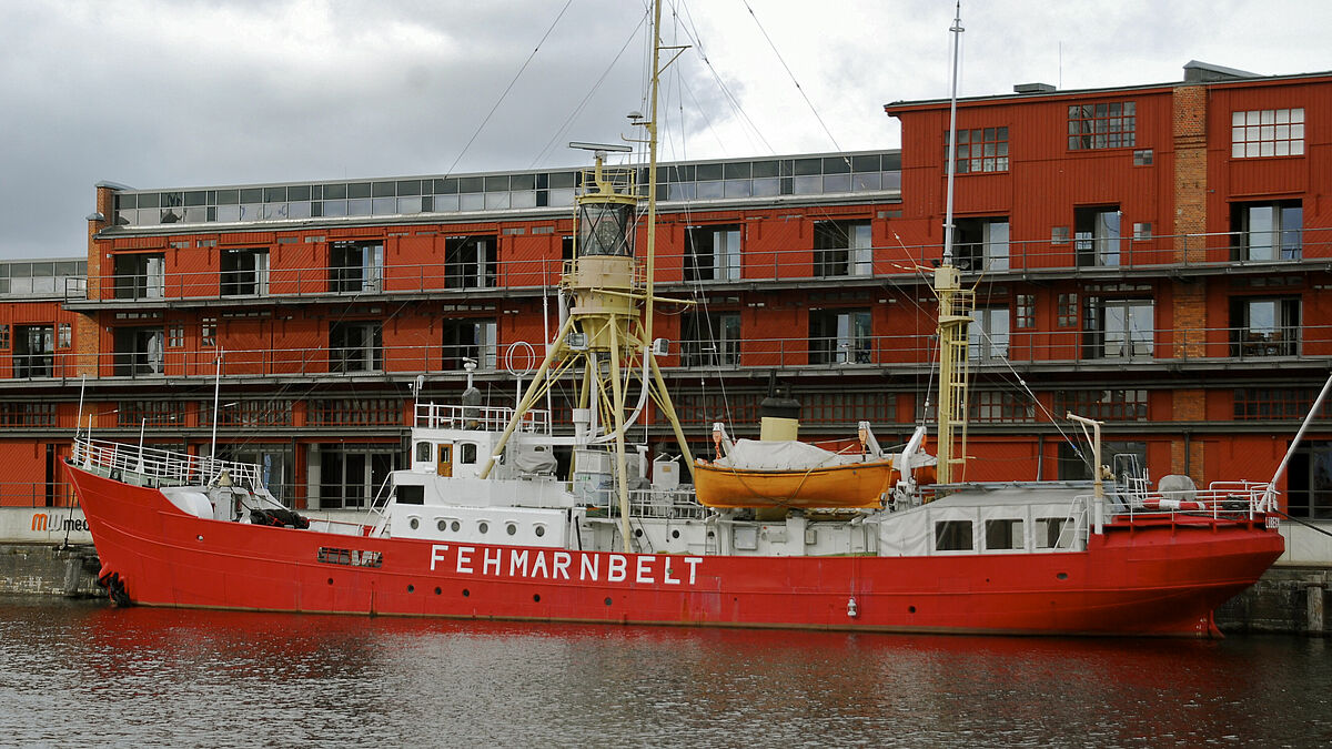 Das Feuerschiff "Fehmarnbelt" vor den Media Docks in Lübeck