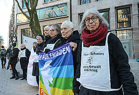 Einstündige Mahnwache der Gruppe "Frauen in Schwarz" in der Hamburger Einkaufstrasse. Jeden ersten Mittwoch im Monat demonstriert die Gruppe "Frauen in Schwarz" gegen Gewalt und Krieg. 