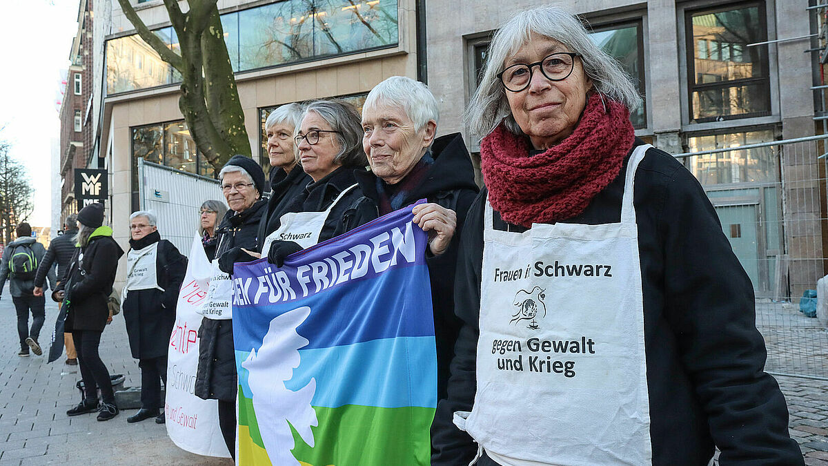 Einstündige Mahnwache der Gruppe "Frauen in Schwarz" in der Hamburger Einkaufstrasse. Jeden ersten Mittwoch im Monat demonstriert die Gruppe "Frauen in Schwarz" gegen Gewalt und Krieg. Und das seit 30 Jahren. Die Mahnwache soll Menschen zum Nachdenken anregen, ein Bewusstsein dafür schaffen, dass Konflikte nicht mit Krieg und Gewalt gelöst werden sollten.