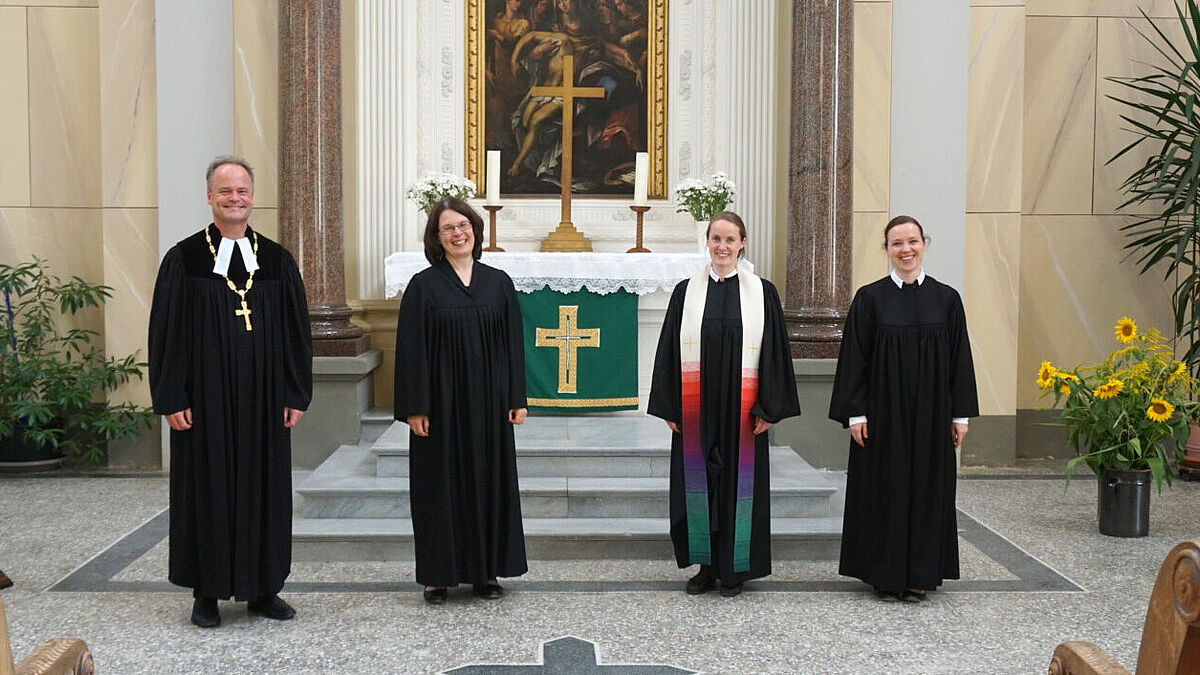 Bischof Tilman Jeremias, Prädikantin Margit Gutowski, Pastorin Friederike Tauscher und Pastorin Marie-Luise Marlow beim Gottesdienst (von links).
