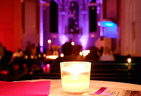 Kirche im Kerzenschein bei der Nacht der Kirchen in Kiel (Archiv).