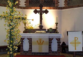 Symbol für den Sieg des Lebens über den Tod: Blumen schmücken am Ostersonntag das zuvor noch kahle Osterkreuz