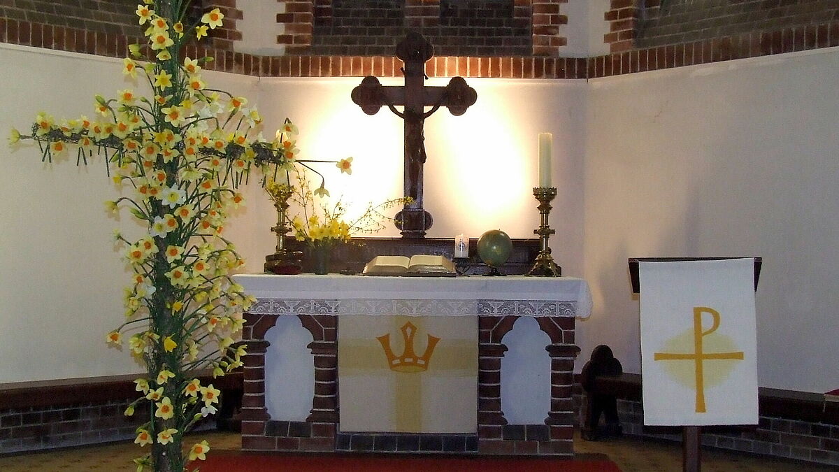 Symbol für den Sieg des Lebens über den Tod: Blumen schmücken am Ostersonntag das zuvor noch kahle Osterkreuz