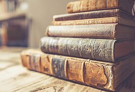 Sehr alte Bücher liegen auf einem Stapel