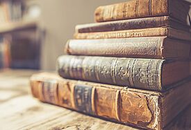 Sehr alte Bücher liegen auf einem Stapel