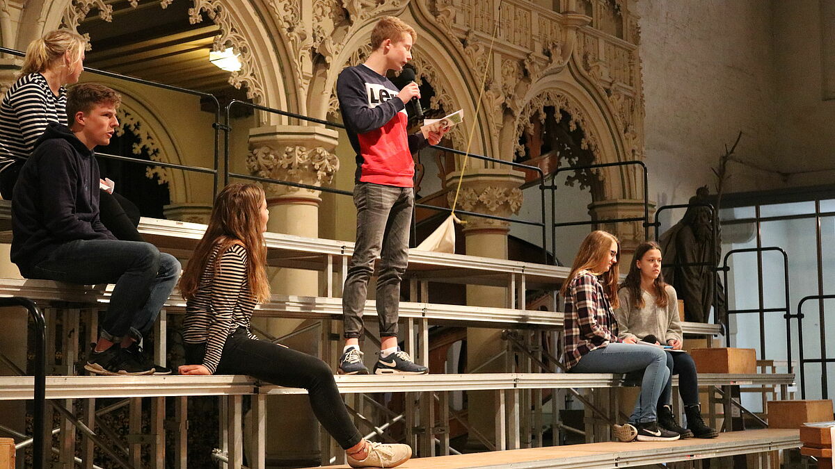 Schülerinnen und Schüler gestalten den Gottesdienst zum Buß- und Bettag im Schleswiger Dom.