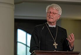 Heinrich Bedford-Strohm steht auf dem Podium und spricht
