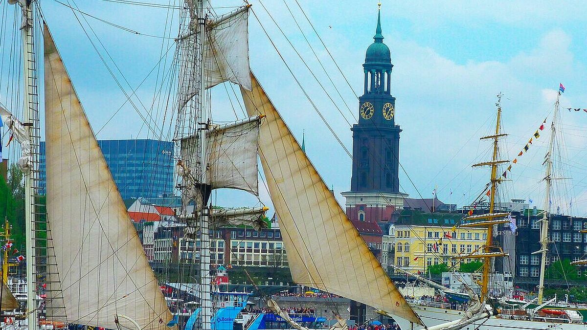 Der Hafengeburtstag in Hamburg ist das größte Hafenfest der Welt und wird traditionell mit einem Gottesdienst im Michel eröffnet.