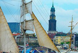 Der Hafengeburtstag in Hamburg ist das größte Hafenfest der Welt und wird traditionell mit einem Gottesdienst im Michel eröffnet.