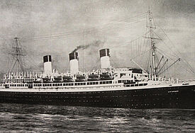 Die Cap Arcona war ein Luxusdampfer und das Flaggschiff der Hamburg-Südamerika-Linie. Das Schiff wurde am 3. Mai 1945 kurz vor Ende des Zweiten Weltkriegs durch britische Flugzeuge versenkt.
