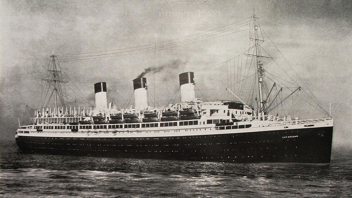 Die Cap Arcona war ein Luxusdampfer und das Flaggschiff der Hamburg-Südamerika-Linie. Das Schiff wurde am 3. Mai 1945 kurz vor Ende des Zweiten Weltkriegs durch britische Flugzeuge versenkt.