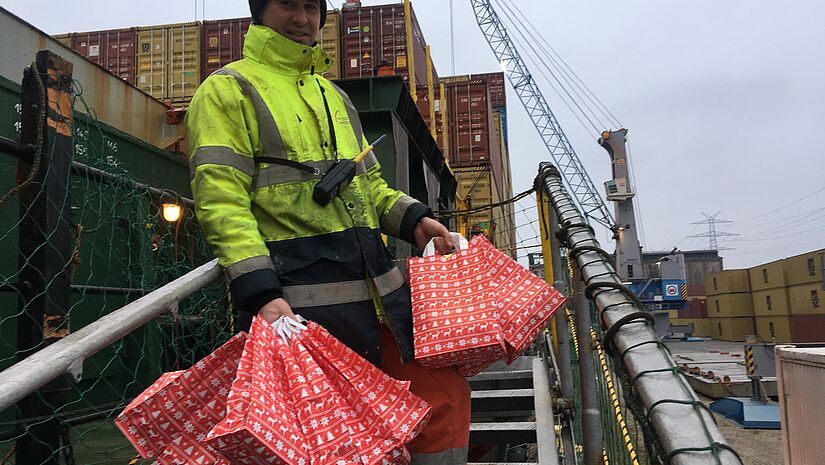 Maksym Gonchar von der „Fiona“ freut sich über die Weihnachtsgeschenke der Seemannsmission.