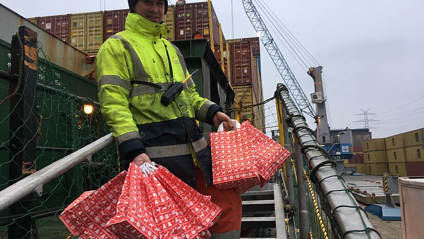 Maksym Gonchar von der „Fiona“ freut sich über die Weihnachtsgeschenke der Seemannsmission. Maksym Gonchar von der „Fiona“ freut sich über die Weihnachtsgeschenke der Seemannsmission.