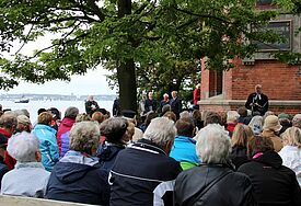 Bischof Gothart Magaard hält die Andacht unter dem Leuchturm in Kiel-Holtenau mit Blick auf Förde und Kanaleinfahrt