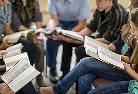 Jugendliche beim studieren der Bibel