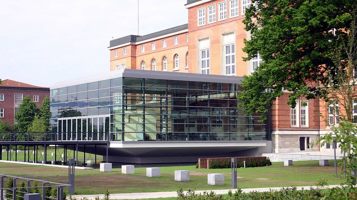 Plenarsaal des Landeshauses in Kiel (Außenansicht)