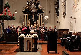 Der Chor der Synodalen gestaltet den Synodengottesdienst gemeinsam mit Bischof Gothart Magaard und Pastorin Astrid Baar sowie Vikarinnen und Vikaren