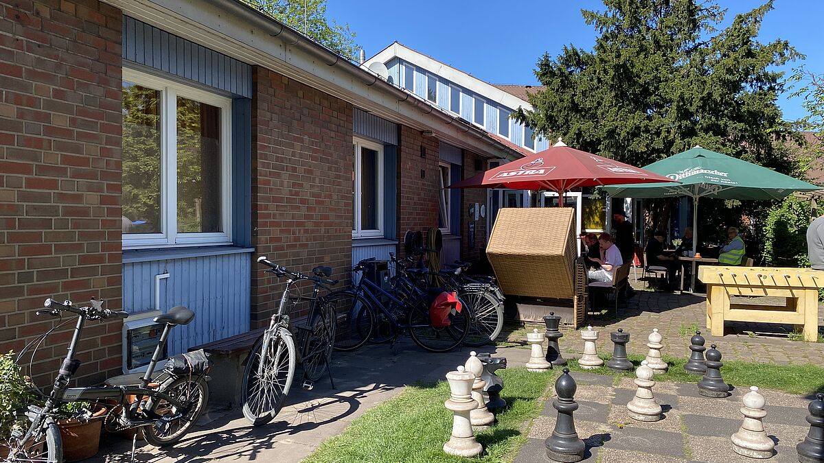 Nebenan dröhnen Lastwagen und Schiffsmotoren, Kräne hieven Container - doch im Garten des Hamburger Seemannsclubs Duckdalben kommt ein wenig Ruhe auf.
