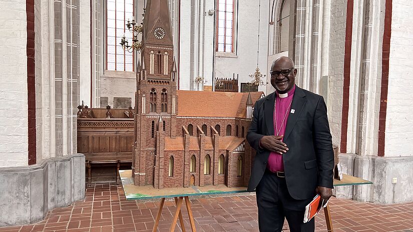 Erzbischof Musa im Schweriner Dom – hier vor einem Modell des Doms.