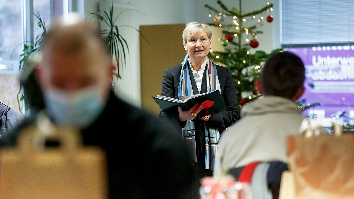 Der Besuch an Heiligabend in dem Tagesaufenthalt für Wohnungslose in Hamburg hat für Bischöfin Kirsten Fehrs bereits Tradition.