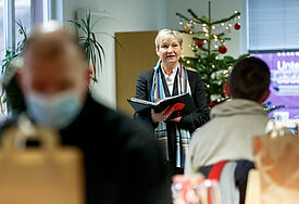Der Besuch an Heiligabend in dem Tagesaufenthalt für Wohnungslose in Hamburg hat für Bischöfin Kirsten Fehrs bereits Tradition.