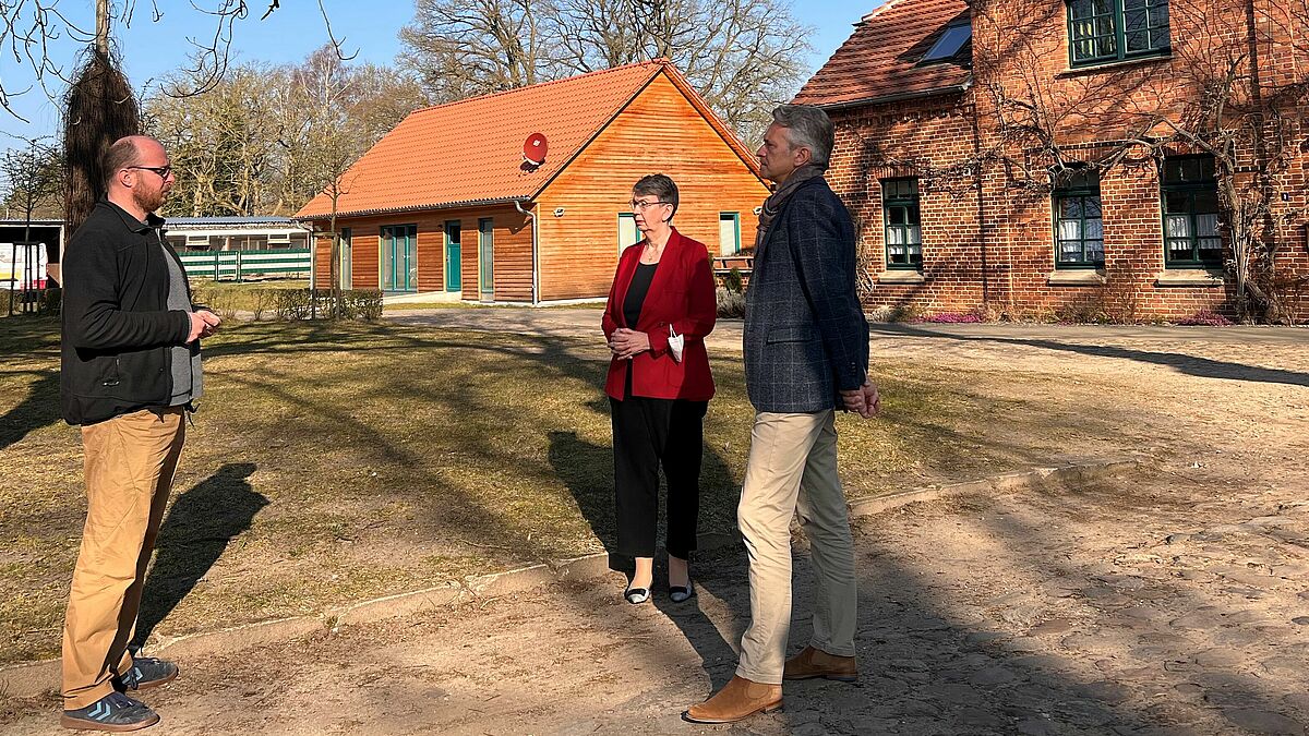 Im Gespräch über die Situation und an welchen Stellen noch Hilfe benötigt wird: Landesbischöfin Kristina Kühnbaum-Schmidt (Mitte) mit dem Leiter der Unterkunft in Damm, Michael Güldner (links), und dem Landeskirchlichen Beauftragten Mecklenburg-Vorpommern Markus Wiechert.

