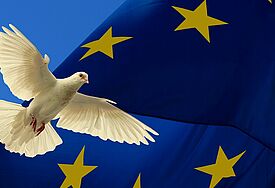 Friedenstaube vor Europaflagge