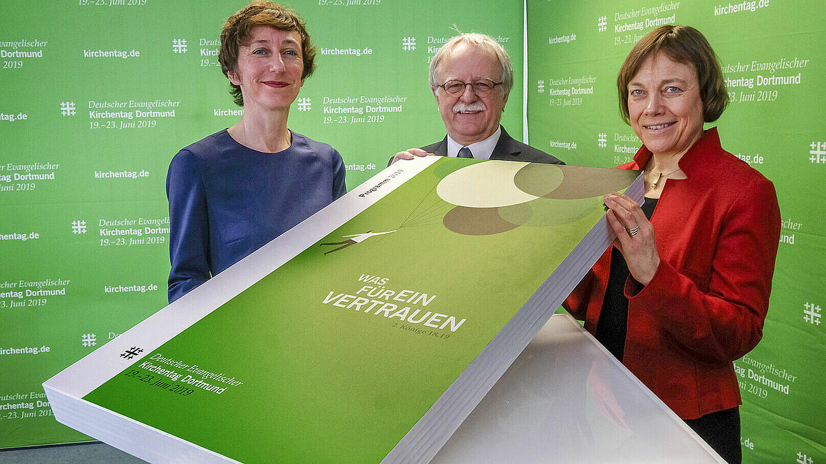 Die Generalsekretaerin des Deutschen Evangelischen Kirchentags, Julia Helmke (l.), Kirchentagspraesident Hans Leyendecker und die Praeses der Evangelischen Kirche von Westfalen, Annette Kurschus, praesentieren das Programm für den 37. Deutschen Evangelischen Kirchentag.