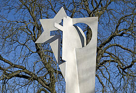 Skulptur ORIENT-OKZIDENT von Helga Lannoch: Aus gemeinsamen abrahamitischen Wurzeln sind Judentum, Christentum und Islam erwachsen.