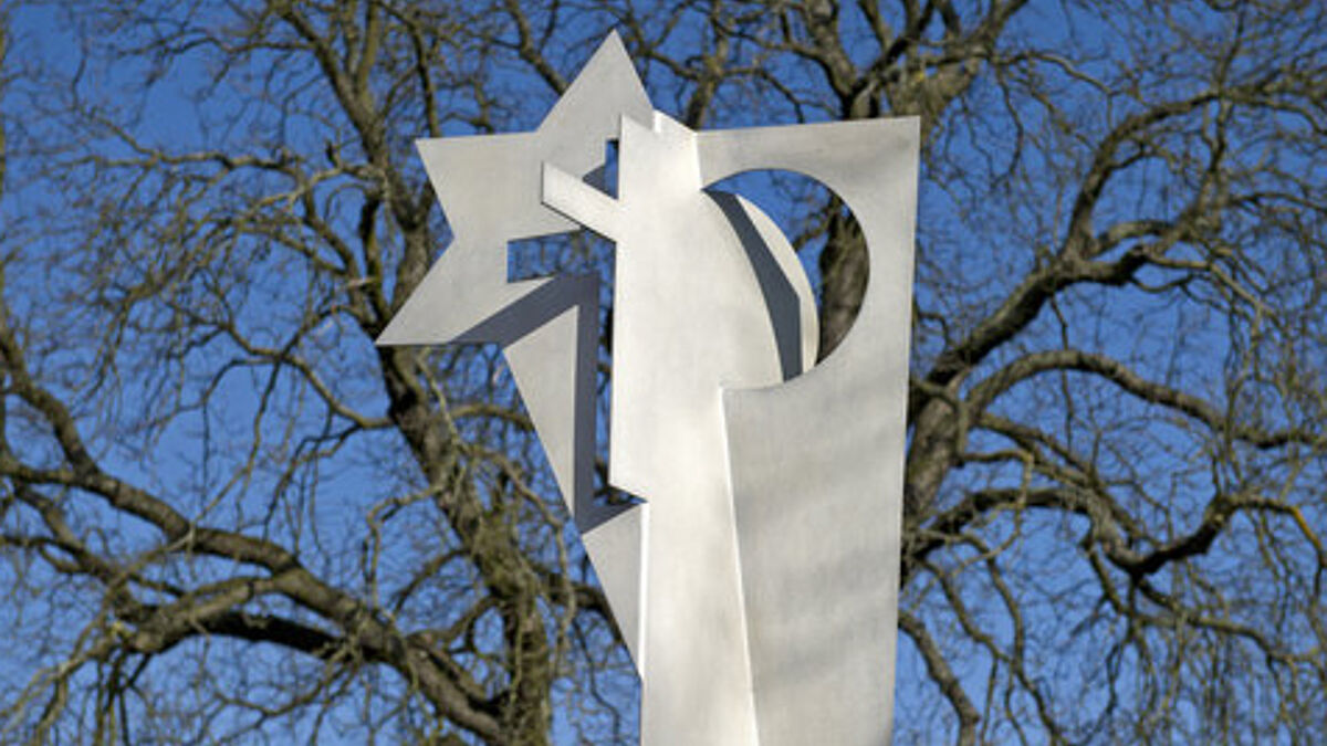 Skulptur ORIENT-OKZIDENT von Helga Lannoch: Aus gemeinsamen abrahamitischen Wurzeln sind Judentum, Christentum und Islam erwachsen.