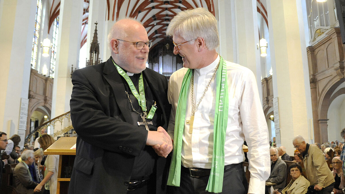 Beim 100. Deutschen Katholikentag diskutierten in der Leipziger Thomaskirche am Samstag (28.05.16) der Vorsitzende der katholischen Deutschen Bischofskonferenz, Kardinal Reinhard Marx (l.), und der Ratsvorsitzende der Evangelischen Kirche in Deutschland (EKD), Landesbischof Heinrich Bedford-Strohm, bei einem Streitgespraech.