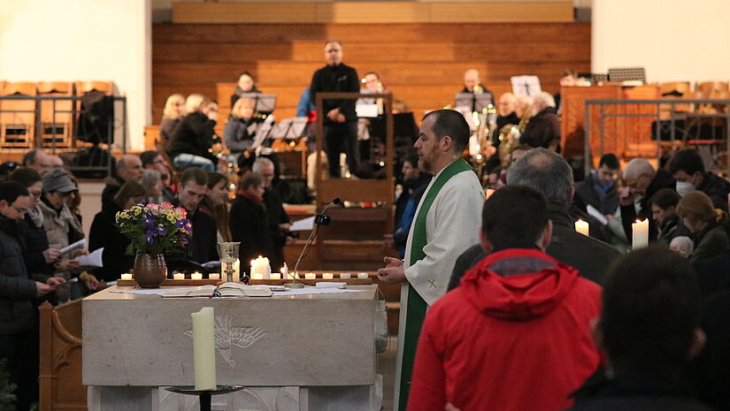 Eröffnungsgottesdienst der Gebetswoche in Greifswald Im Greifswalder Dom St. Nicolai ist die Gebetswoche der Evangelischen Allianz eröffnet worden. Bischof Jeremias: "Die hörende Haltung, zu akzeptieren, dass es noch anderes gibt als mich, ist für mich die Gebetshaltung.“ Unterstützen, in diese Haltung zu kommen, könnten dabei der Kirchenraum, Kerzen und Mitbetende.