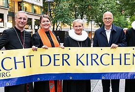 v.l.n.r. Erzbischof Stefan Heße, Maximiliane Kedaj (Leiterin Ökumenisches Forum HafenCity), Bischöfin Kirsten Fehrs, Hamburgs Erster Bürgermeister Peter Tschentscher und Propst Martin Vetter eröffnen die 19. Nacht der Kirchen in Hamburg auf der NDR-Bühne in der Innenstadt. 