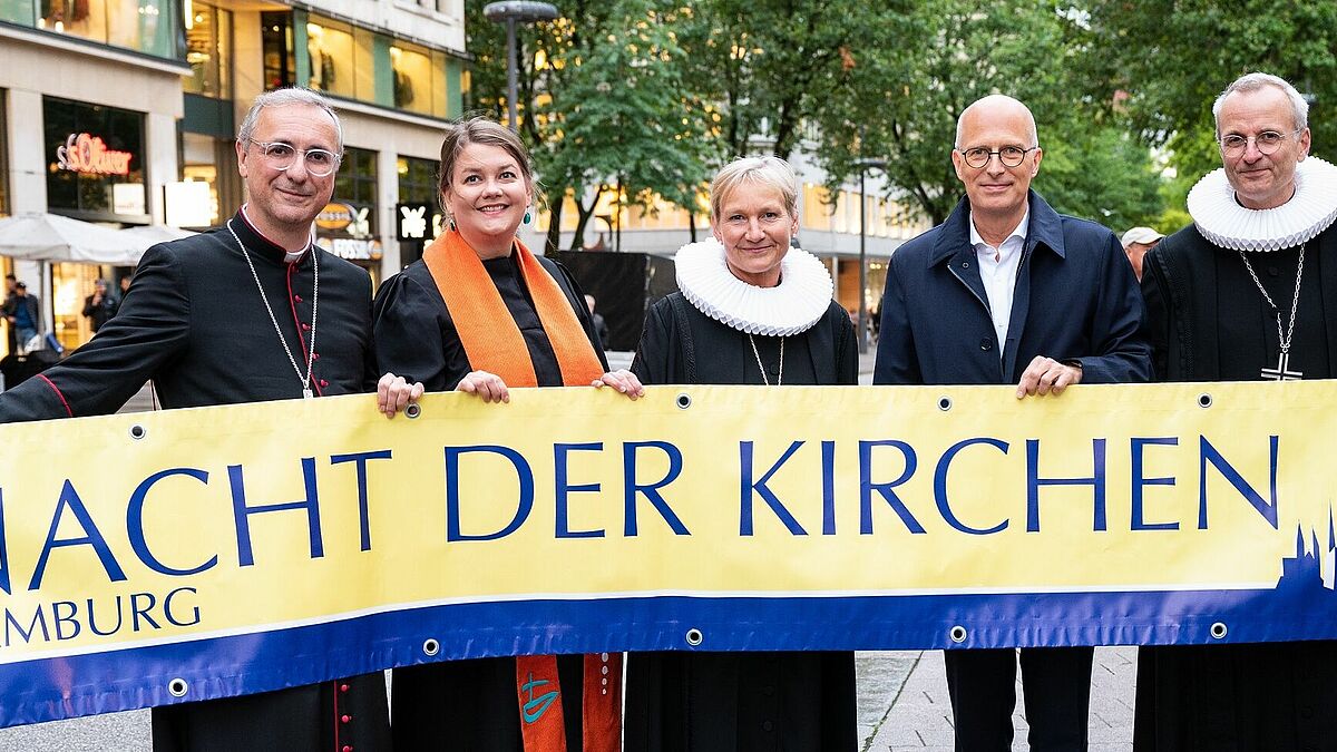 v.l.n.r. Erzbischof Stefan Heße, Maximiliane Kedaj (Leiterin Ökumenisches Forum HafenCity), Bischöfin Kirsten Fehrs, Hamburgs Erster Bürgermeister Peter Tschentscher und Propst Martin Vetter eröffnen die 19. Nacht der Kirchen in Hamburg auf der NDR-Bühne in der Innenstadt. 


