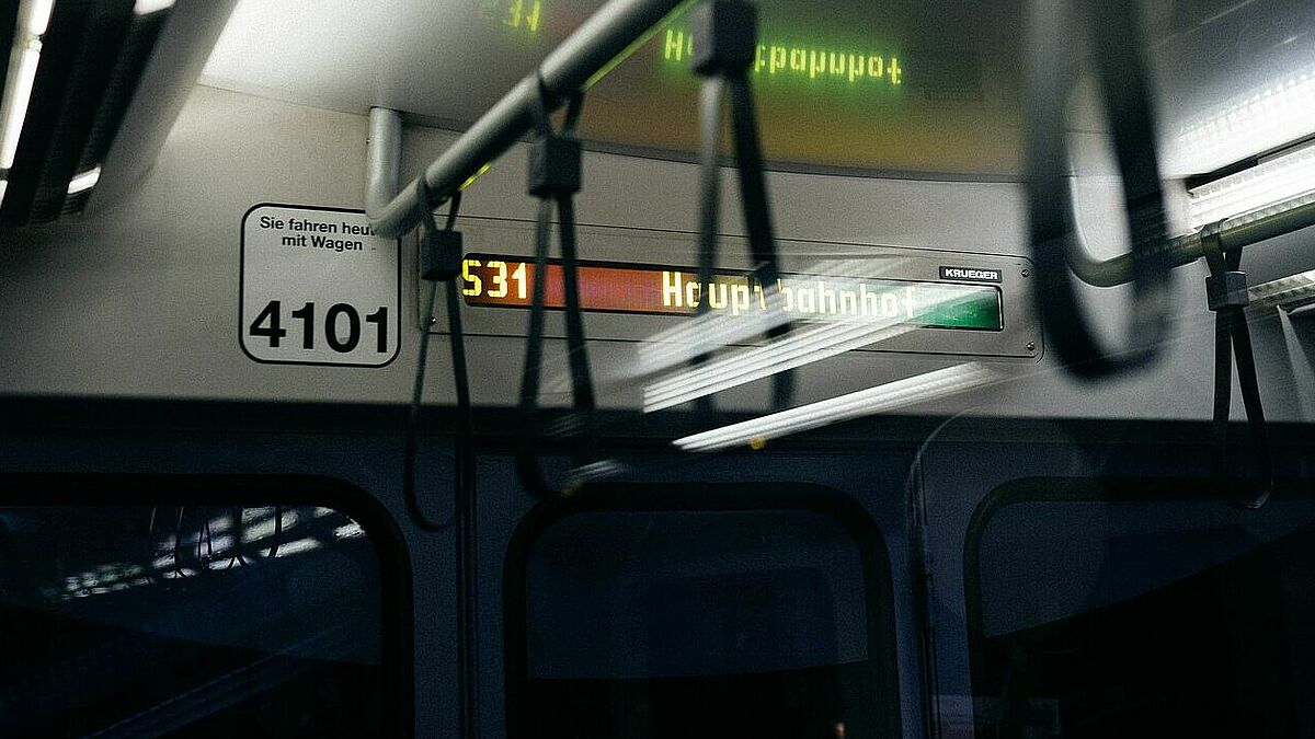Bislang gilt: Wer wiederholt ohne Fahrschein in Bus oder Bahn erwischt wird, kann im Gefängnis landen.