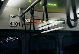 Die digitale Anzeige einer U-Bahn zeigt "Hauptbahnhof" als nächste Haltestelle an.